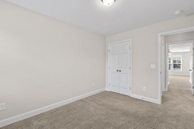 Building Photo - Beautiful Townhome!