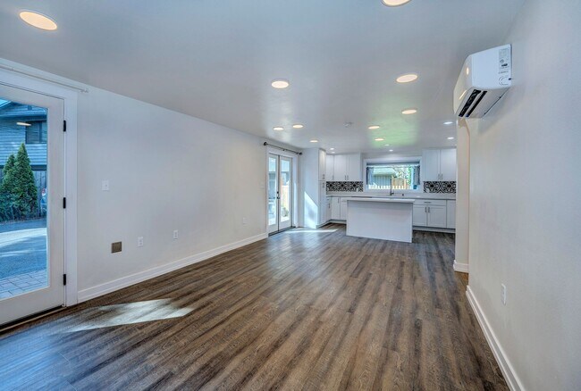 Building Photo - 2 bed, 1.5 bath in Seattle