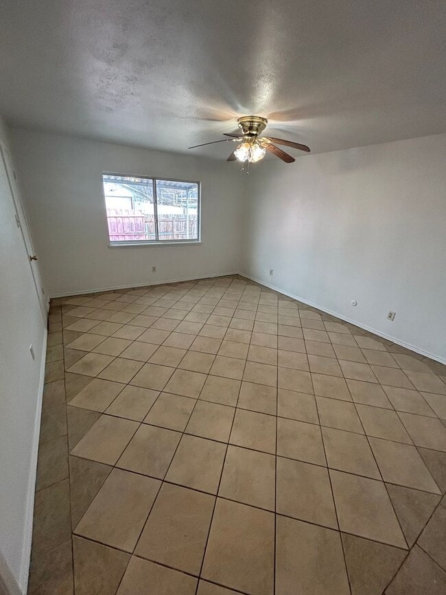 Building Photo - Step inside and be captivated by the warmth of this House!