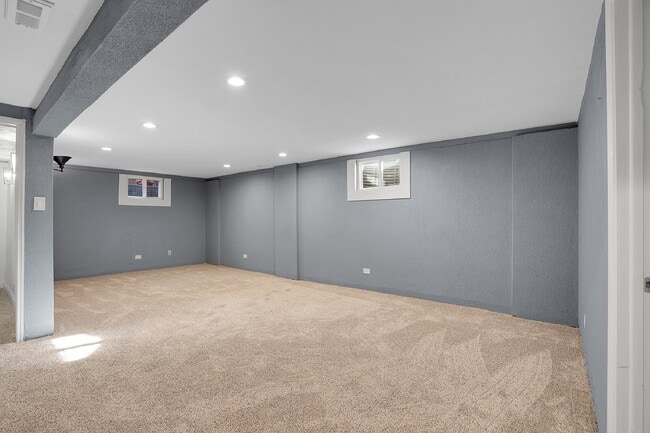 Building Photo - $2,795.00 - $300 OFF First Months' Rent - 5 Bedrooms, 2 Bathrooms, Single Family Home in Broomfie...