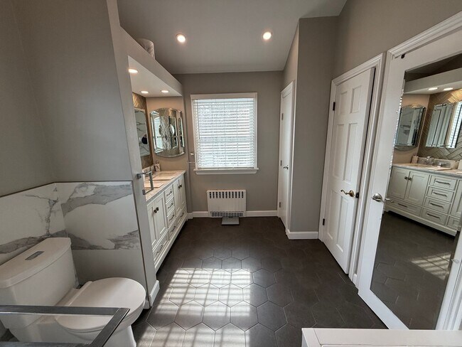 Building Photo - Spectacular 3 Bed/2.5 Bath Colonial in Freeport!