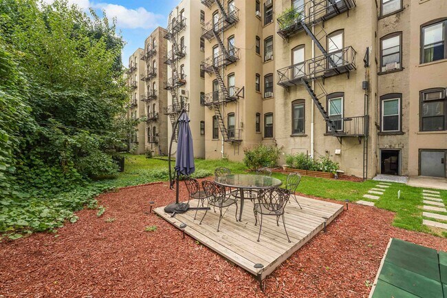 Building Photo - 813 Park Ave
