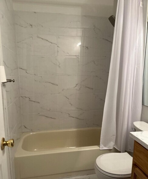 Full bath 1 - 63 Marrow St