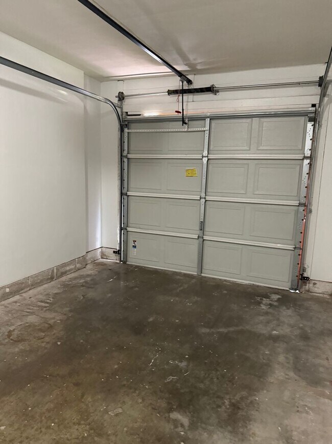 Building Photo - 3BD/2BA Home minutes from Dam Neck/Oceana Bases! Updated Throughout! Attached One Car Garage!