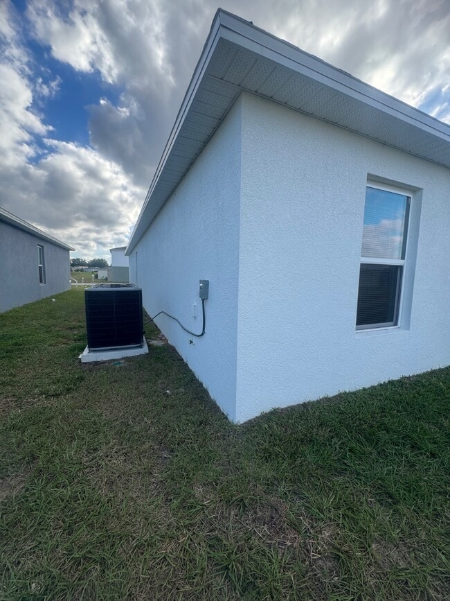 Building Photo - 1848 Grand Ridge St