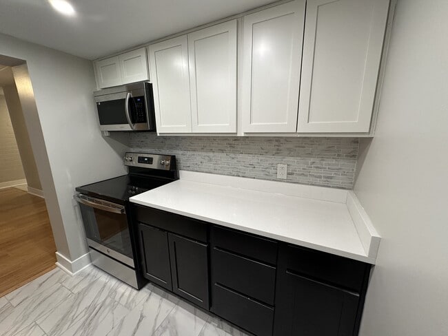 Interior Photo - CHATEAUGAY APARTMENTS -- 004