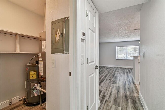 Building Photo - 9125 Tudor Dr