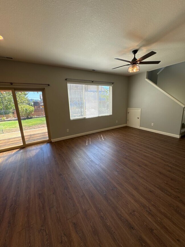 Building Photo - Beautiful 3 bedroom with bonus loft area i...