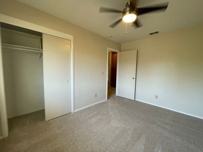 Building Photo - Spacious & Bright 3-Bedroom, 2 and 1/2 Bat...