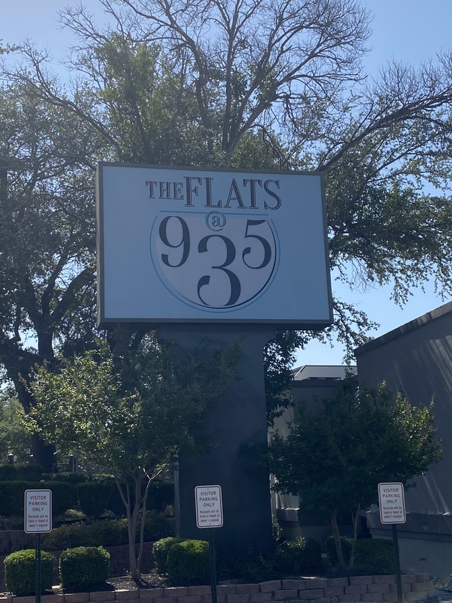 Building Photo - 935 La Posada Dr