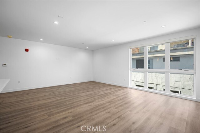 Building Photo - 10657 Moorpark St