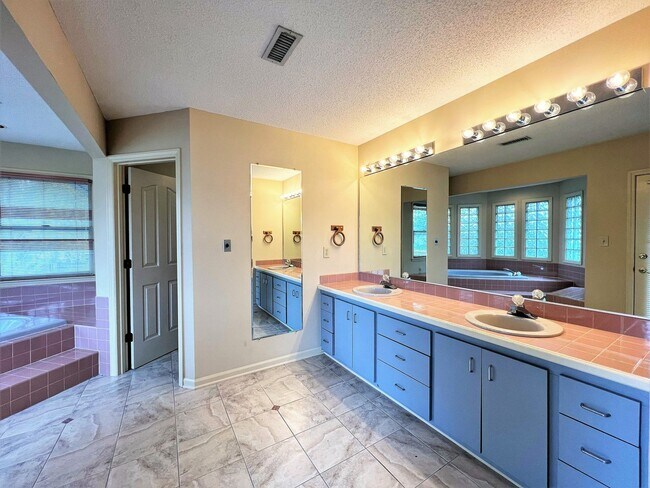 Building Photo - GREAT FARRAGUT LOCATION WITH INVITING FRONT PORCH CHARM!!!