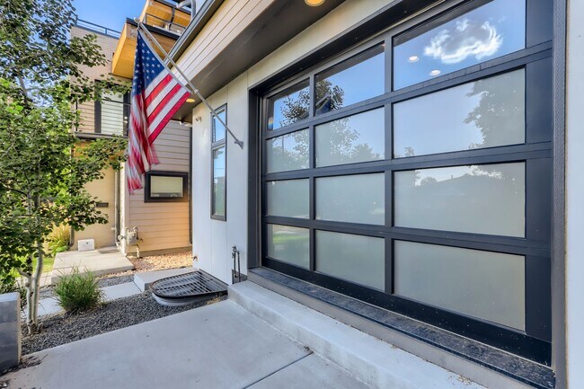 Building Photo - Modern 4-Bedroom Home with Designer Finish...