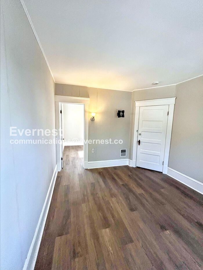 Building Photo - 2216 E 82nd St