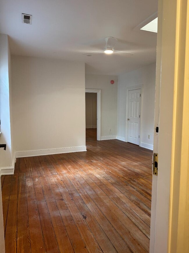Building Photo - 404 N Sycamore St