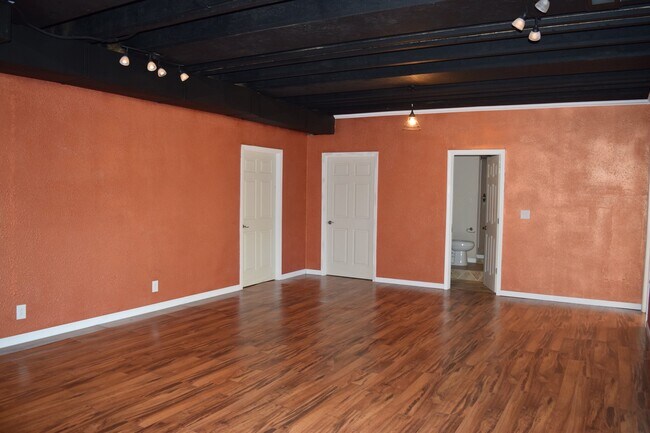 Building Photo - Gorgeous Home Located in Osage Hills Subdivision