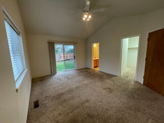 Building Photo - East Medford 3 Bedroom 2 Bathroom w/Large 2 car garage - Single Level