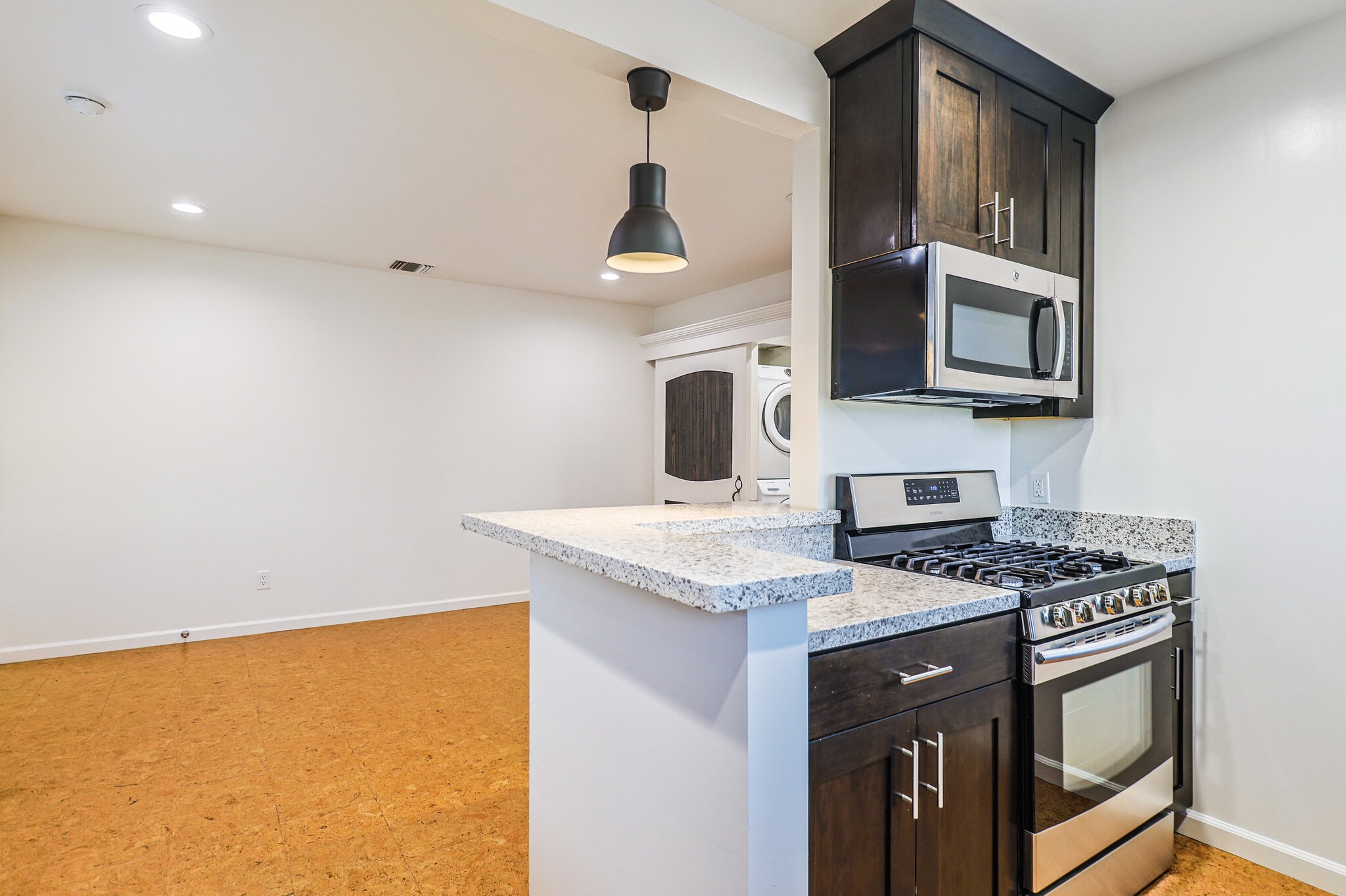 Building Photo - 256 W Tujunga Ave