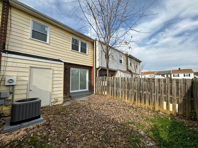 Building Photo - Beautiful 3 Bed 2.5 Bath Interior Townhome...