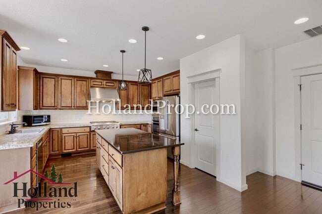 Building Photo - Spacious 4-Bedroom Portland Home with Fenced Yard, Fireplace & Modern Finishes!