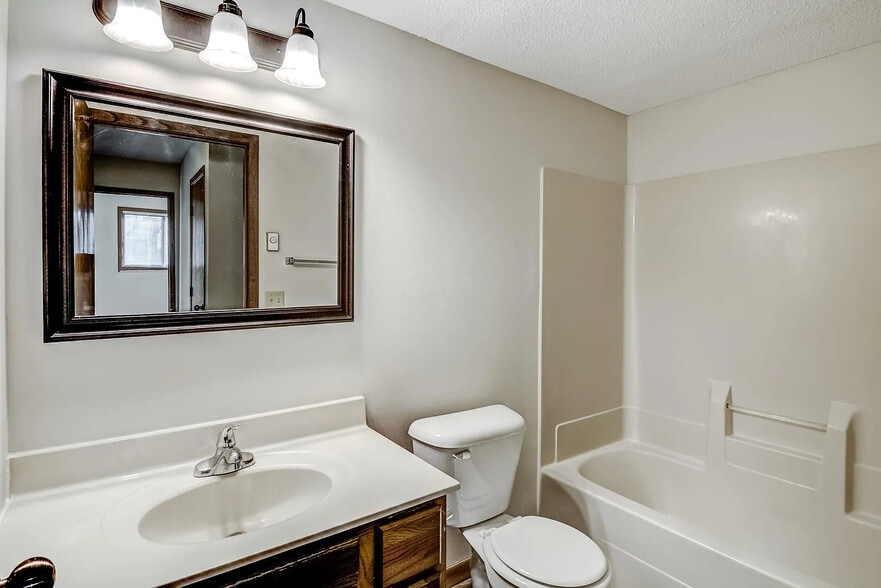 Building Photo - 634 Saxonwood Rd