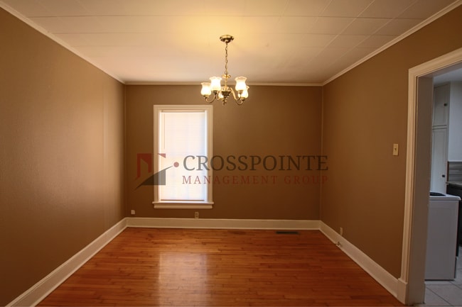 Building Photo - 2 bedroom 1 bath Triplex in central Tyler!