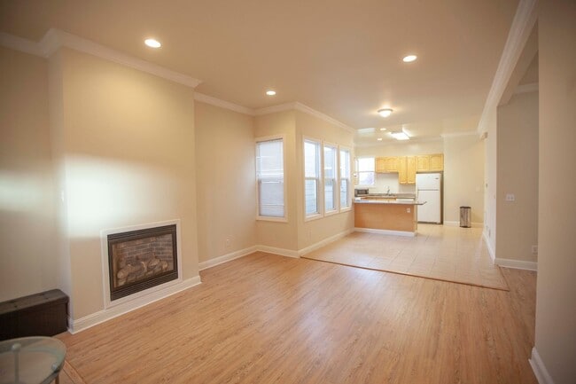 Building Photo - House for rent, Updated 4BR+2 extra BR/Den/Offices/Family Rooms & 3BA in Ingleside!