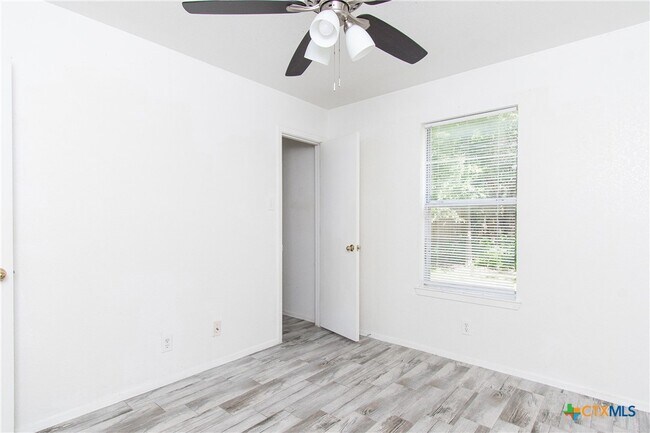 Building Photo - 2018 Cedarhill Dr
