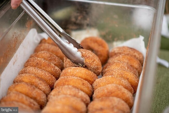 Building Photo - 432 E Luray Ave