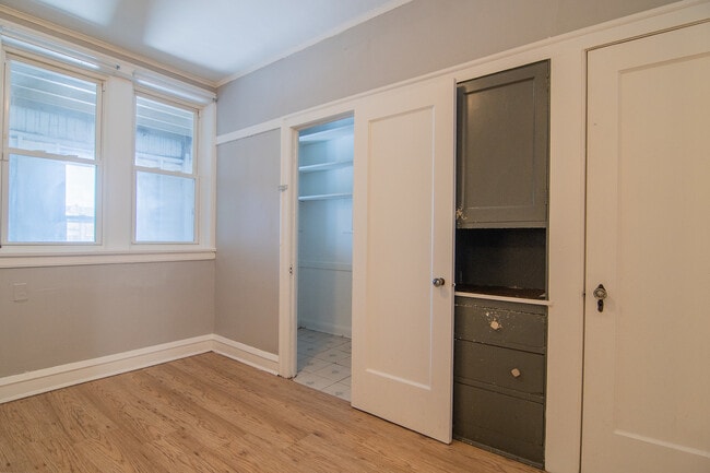 Building Photo - 7841 S Kingston Ave