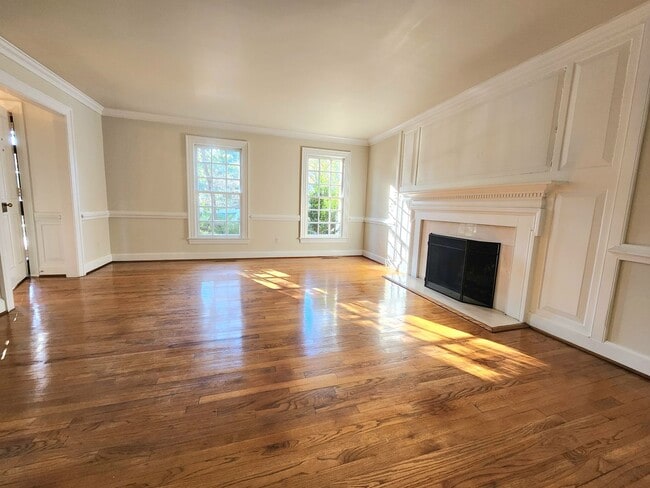 Building Photo - Sprawling Home in Bay Colony