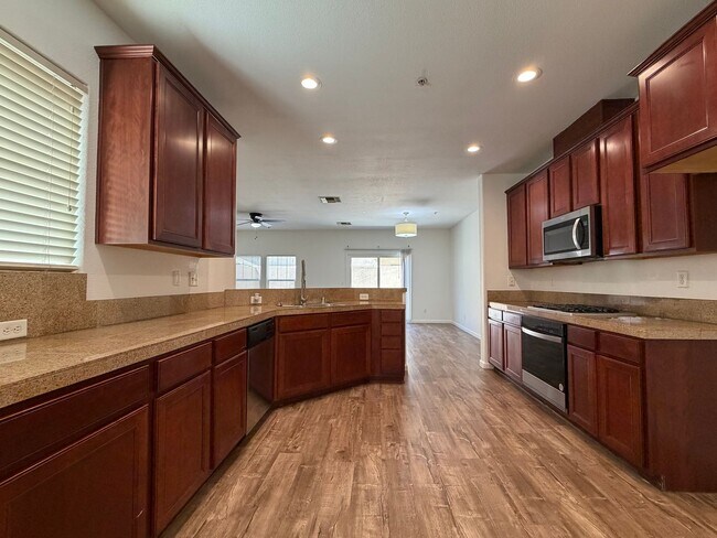 Building Photo - 3301 N Park Dr