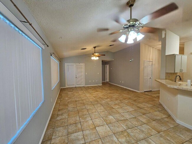 Building Photo - Must See!!!  Large 2 Bed 2 Bath with garag...