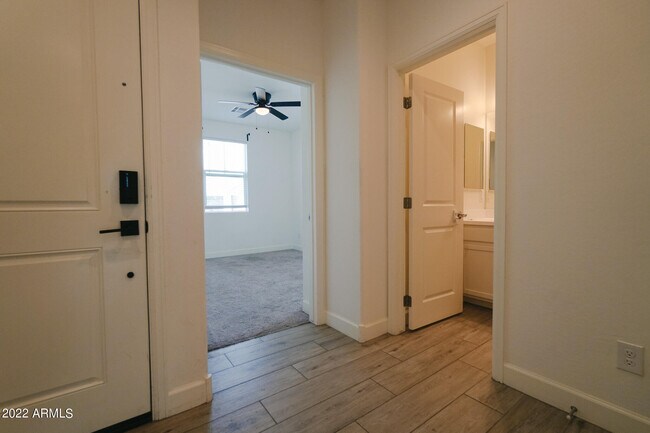 Building Photo - 531 E Bamboo Ln