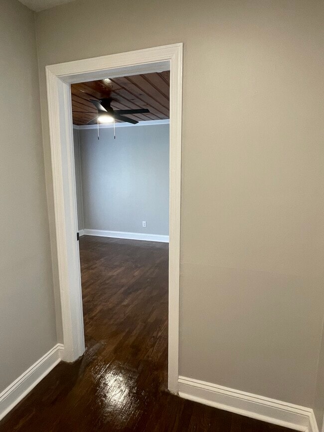 Building Photo - 909 Sandalwood Dr