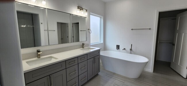 Building Photo - 3049 Chippewa Summit