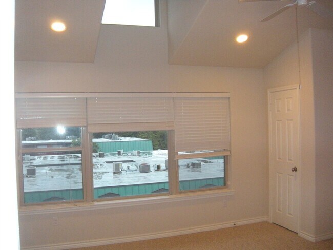 Building Photo - PRE-LEASE NORTH CAMPUS LUXURY 3 BEDROOM AUGUST