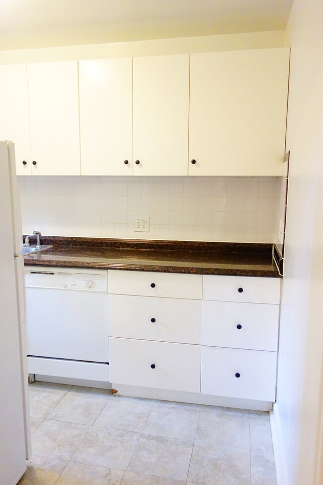 Building Photo - 8409 Greenwood Ave