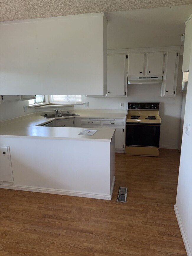 Building Photo - Charming 3-bedroom, 2-bathroom home is nes...