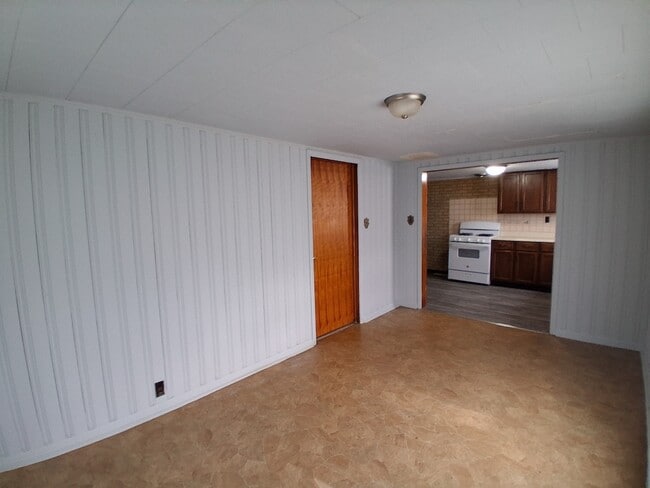 Building Photo - 913 Forrest St