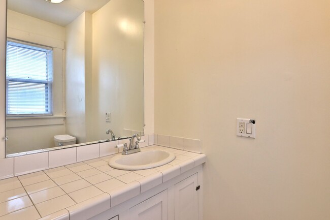 Building Photo - 4 Bedroom North Campus Newly Remodeled Hou...