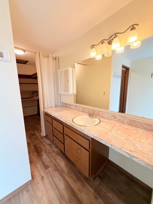 Building Photo - Bright Penthouse Corner Unit w/Garage Parking included - Panoramic Views in Ballard!