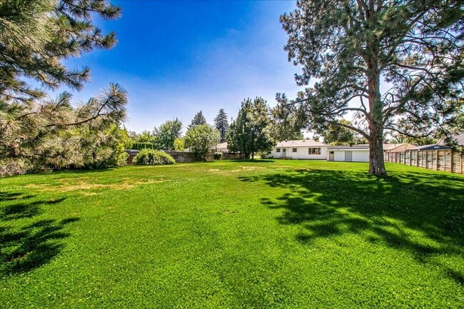 Building Photo - East End - Huge Yard
