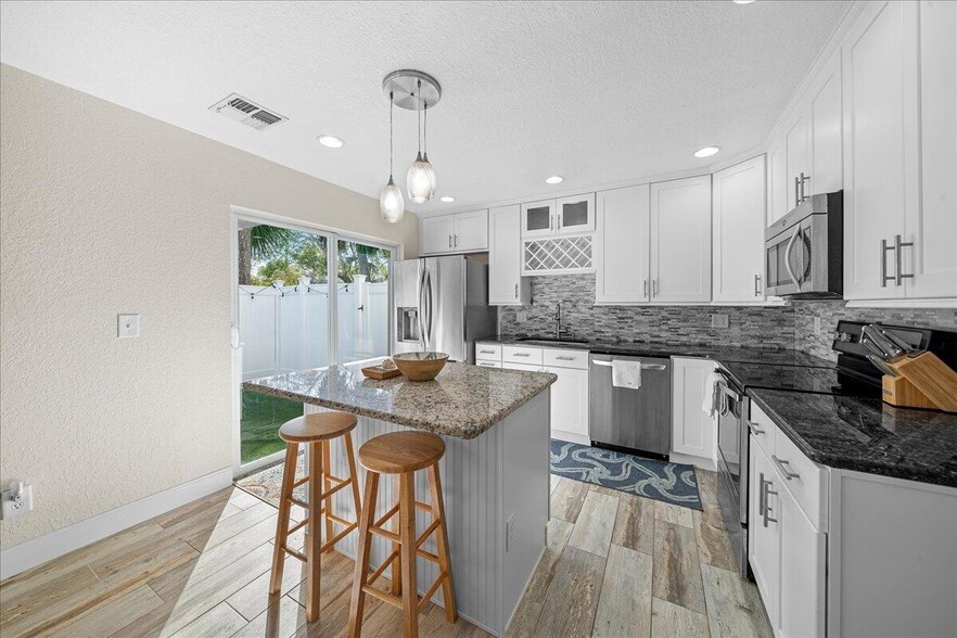 Primary Photo - 595 Park Ave