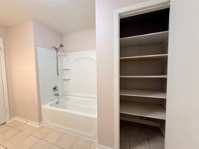 Building Photo - 208 Laurie Ln