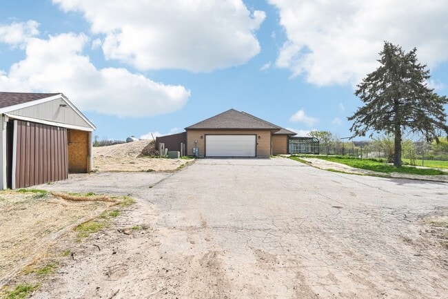 Building Photo - 1406 Busse Rd