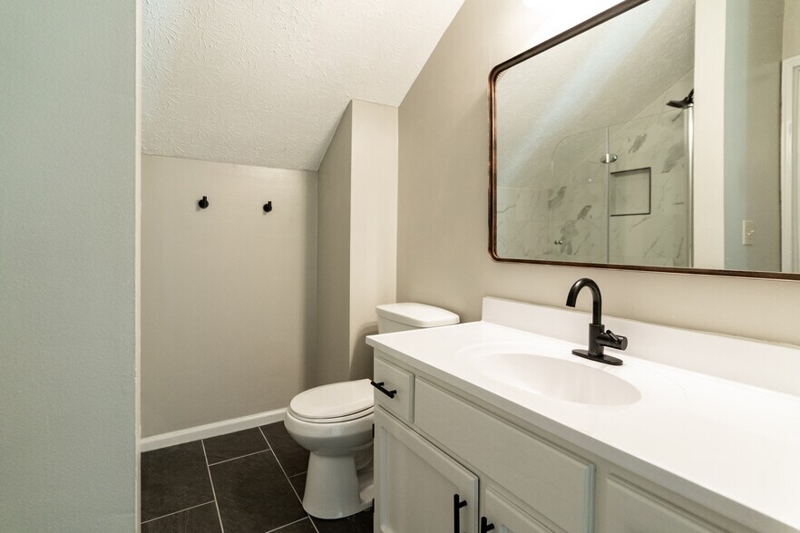 Upstairs Full bath - 67 Groton Dr