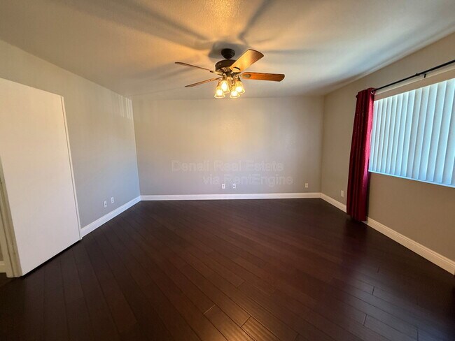 Building Photo - 6425 W Desert Hollow Dr