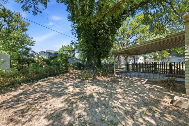 Building Photo - 2017 S Grn Acrs St