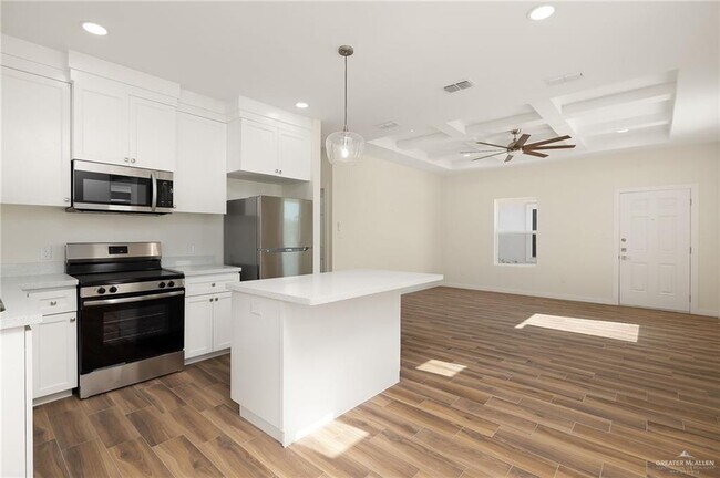 Building Photo - 609 N Onyx Ave